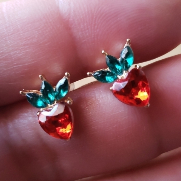 𝅺2 for $15 Heart Shaped Stud Earrings - Picture 1 of 5